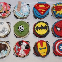 Cupcakes pro milovnici Avengers a jeji gratulanty, kucharku, zdrav. sestricku, fotbalistu, slecnu, ktera ma rada znacku Guess, dedecka, ktery ma rad sveho pejska a strycka, ktery rad chodi cvicit :)