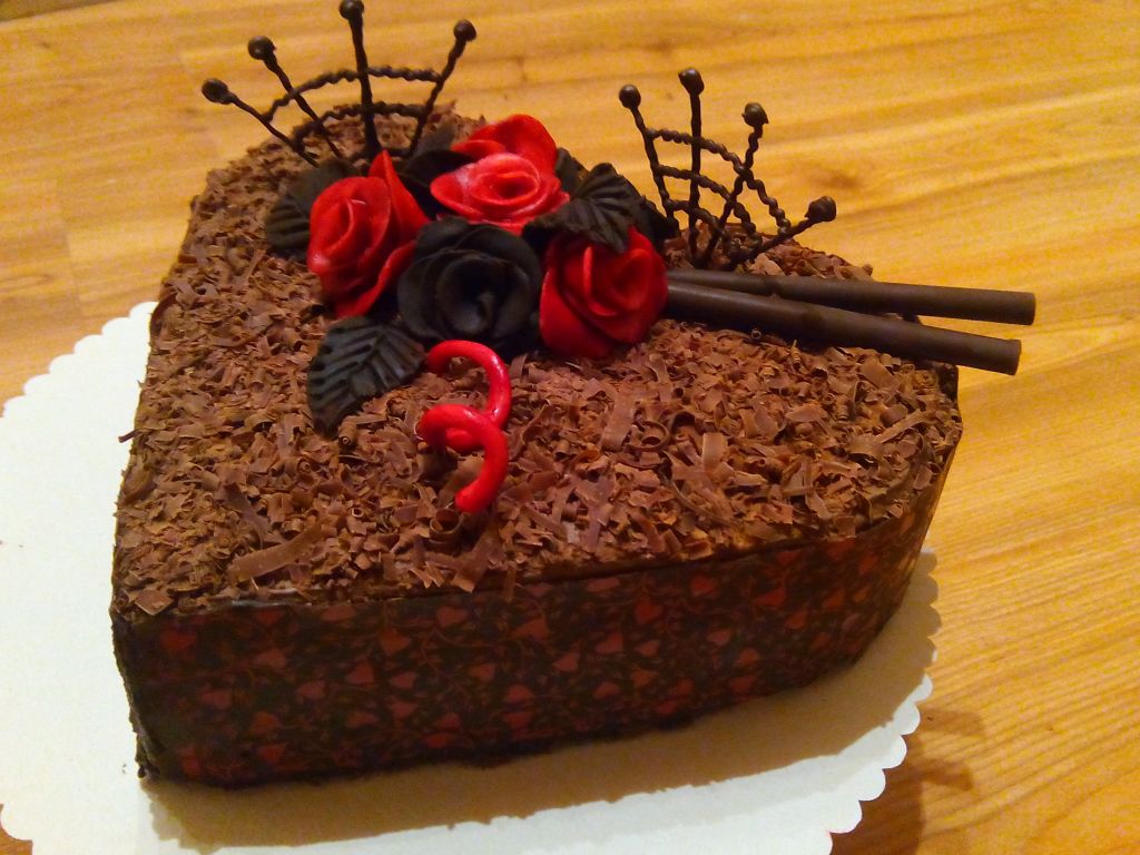 Čokoládový dort zdobený transferem a ružemi z domácí čokohmoty