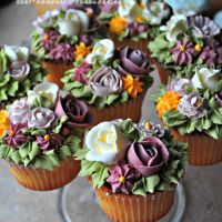 Květinové krémové cupcakes