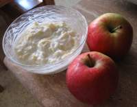 Jogurtový krém s jablky a medem
