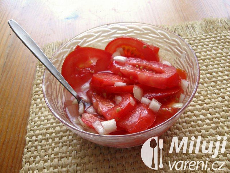 Salát z rajčat s cibulí