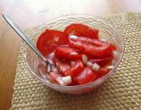 Salát z rajčat s cibulí