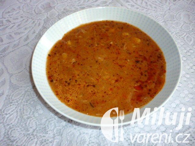 Bramborová polévka s paprikou