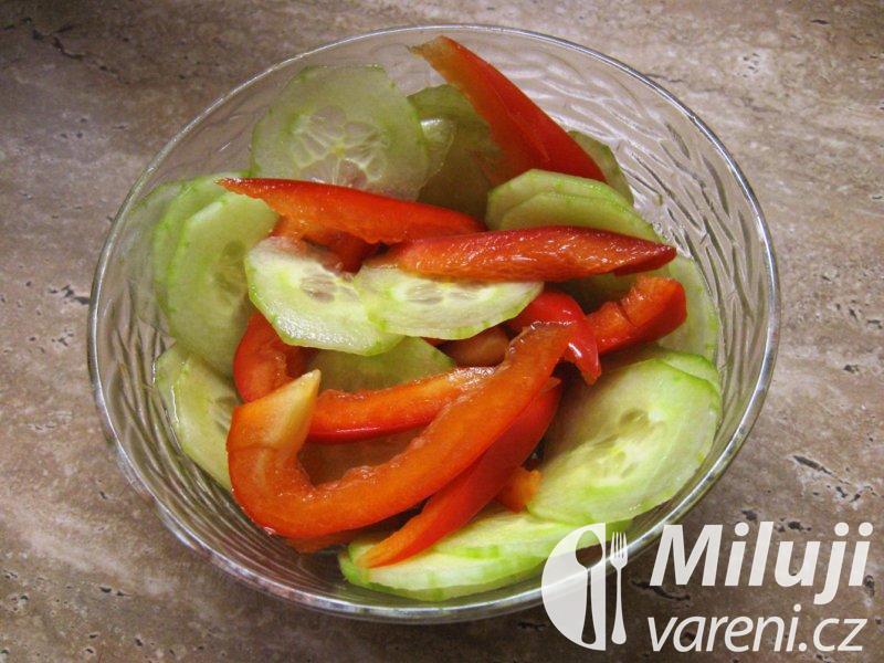 Salát okurkový s paprikami - obrázek