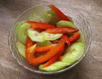 Salát okurkový s paprikami