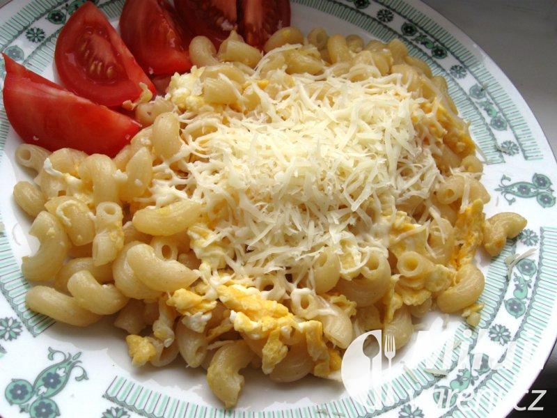 Těstoviny s vejci a sýrem - obrázek