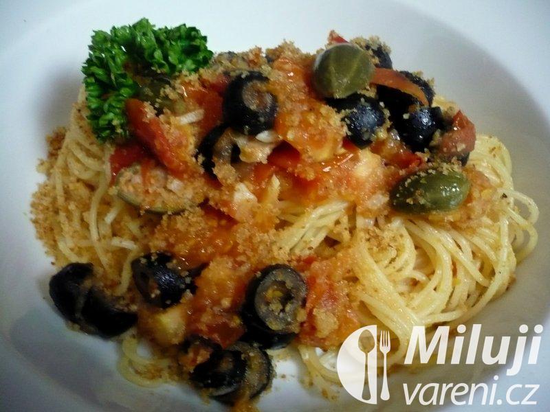 Špagety s olivami a kapary