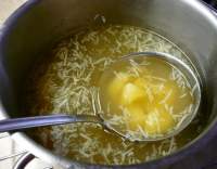 Česneková polévka s bramborami