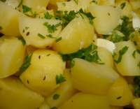 Vařené brambory s máslem a petrželkou