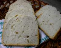 Malý bílý chléb z domácí pekárny