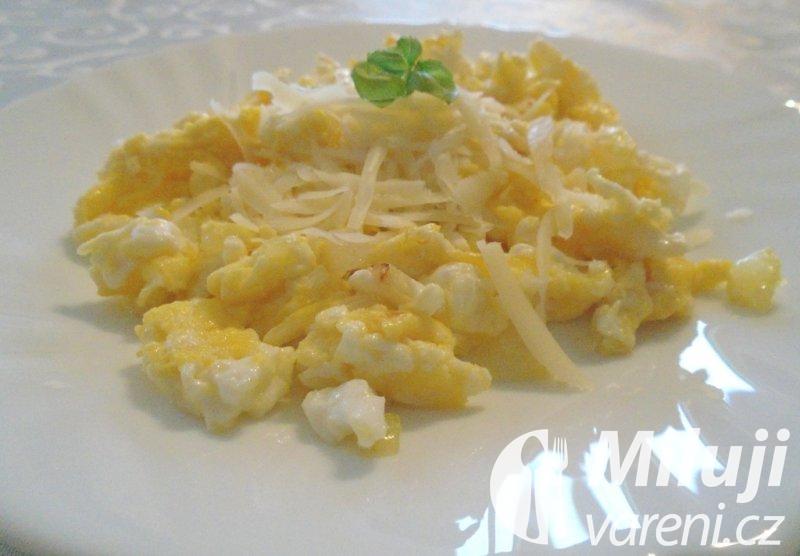 Míchaná vejce se sýrem