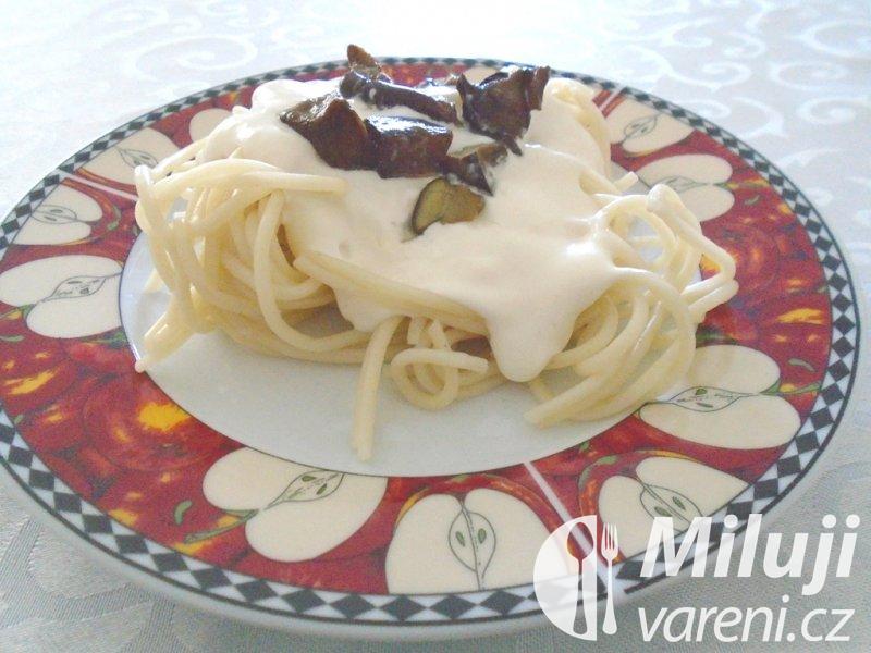 Špagety se smetanovou omáčkou a houbami - obrázek