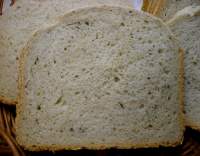 Středně velký bílý chléb z domácí pekárny
