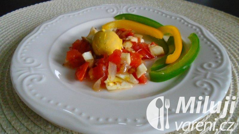 Vařená vejce na rajčatech - obrázek