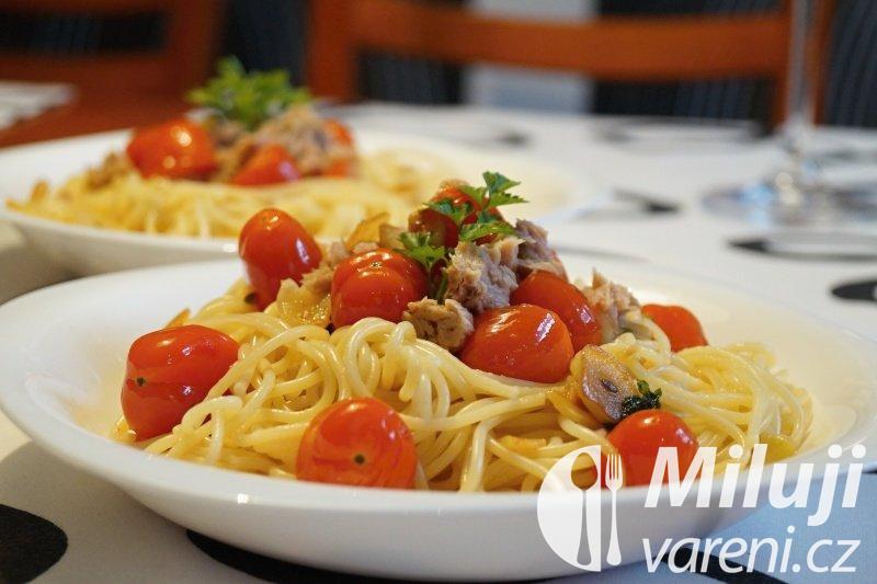 Spaghetti s tuňákem a rajčatovou omáčkou - obrázek