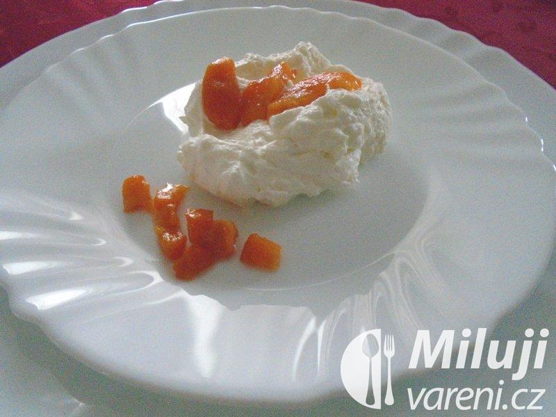 Meruňkový salát se šlehačkou - obrázek