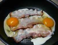 Sázená vejce s anglickou slaninou