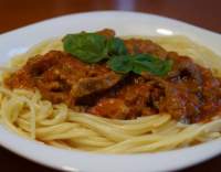 Špagety s pikantním vepřovým masem a zeleninou