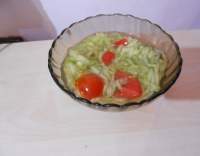 Míchaný salát z rajčat a okurek