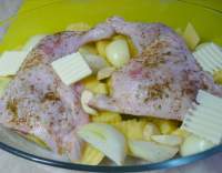 Kuře pečené s cibulí a bramborami