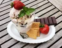 Smetanová zmrzlina s jahodovým pyré a sušenkami v čokoládě