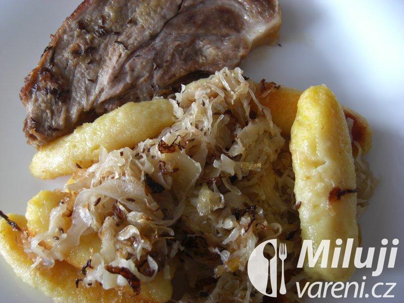 Čídlmony – zapečené bramborové šišky se zelím
