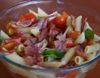 Těstovinový salát s rajčaty a bazalkou