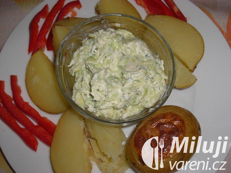 Okurkový česnekový krém k bramborám na loupačku