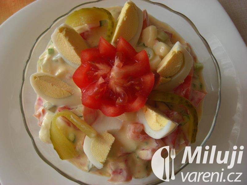 Rajčatový salát s vejci a jogurtovou omáčkou