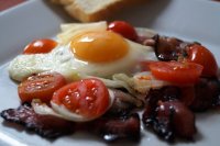 Opečená rajčata s vejci a slaninou