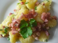 Teplý salát z brambor a slaniny