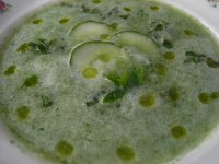 Studená okurková polévka s bazalkou class=