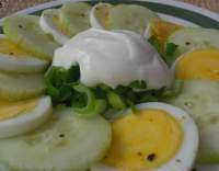 Okurkový salát s vejci a smetanou class=