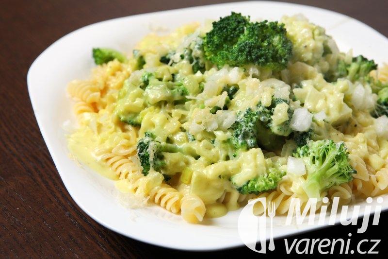 Těstoviny s brokolicí a oříšky