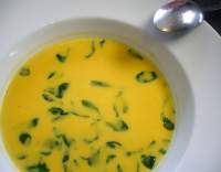 Dýňová polévka se špenátem a hráškem