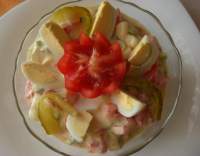 Rajčatový salát s vejci a jogurtovou omáčkou