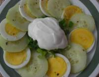 Okurkový salát s vejci a smetanou